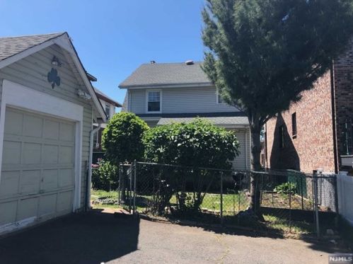 39 Henry Ave, Palisades Park NJ  07650-1113 exterior