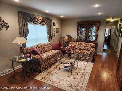 70 Oak Ridge Ln, Cedar Bonnet Island, NJ 08050-6024
