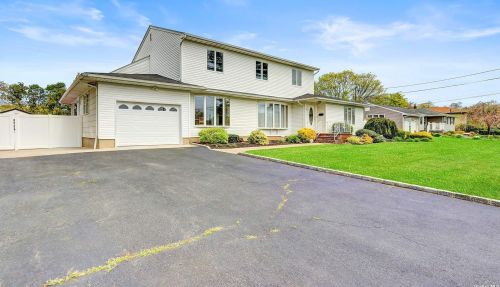 49 White St, Babylon, NY 11703-3509