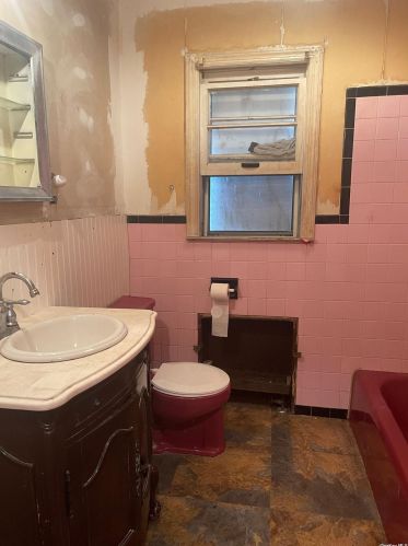 63 Nassau Ave, Babylon, NY 11704-2859