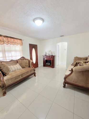 17 Suffolk Ave, Hialeah FL  33010-5035 exterior