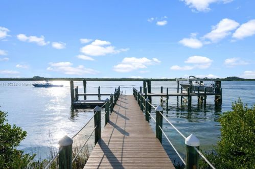 4828 Peninsula Dr, Daytona Beach, FL 32127-7223
