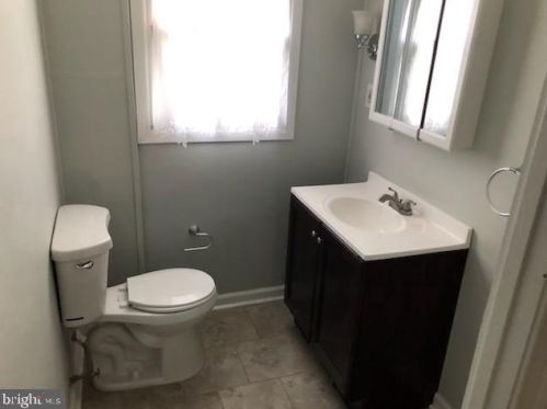 202 Moore Ave, Barrington, NJ 08007-1226