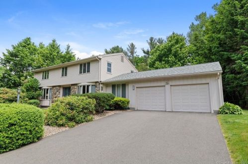 105 Mohegan Trl, Wapping, CT 06074-3822