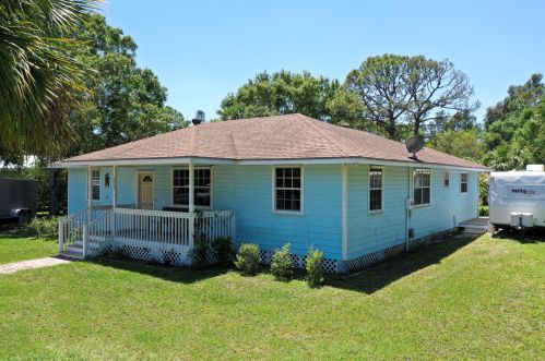 4805 Canal Dr, Fort Pierce, FL 34982-7017