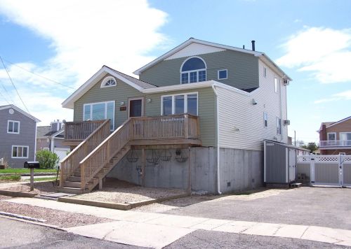 791 7th St, North Lindenhurst, NY 11757-5511