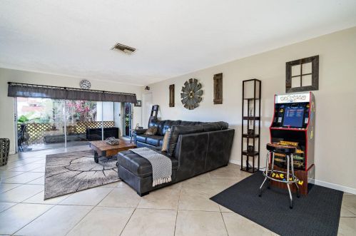 995 Hibiscus Dr, West Palm Beach, FL 33411-3406