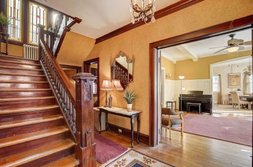 2540 Lake Dr, Milwaukee, WI 53211-3808