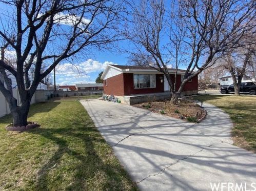 3544 Blackhawk Dr, Salt Lake City, UT 84120-3324