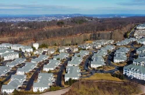 24 Silicon Dr, West Paterson NJ  07424-4225 exterior