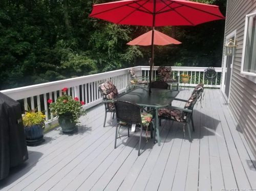6 Jeremy Dr, East Lyme CT  06333-1544 exterior