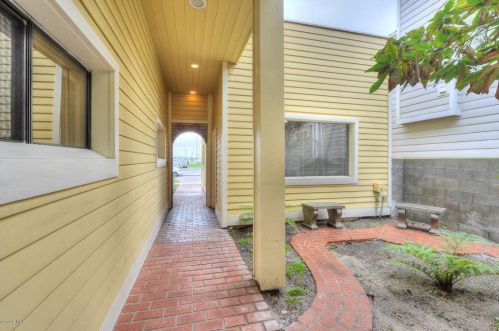 3361 Harbor Blvd, Oxnard, CA 93035-4103
