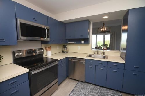 1210 Eagle Bay Dr, Crotonville NY  10562-2355 exterior