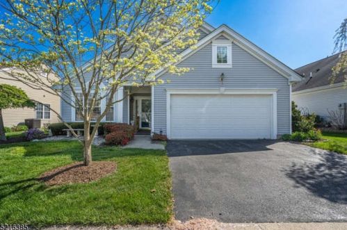 4 Brookfield Dr, Belvidere, NJ 07823-3206