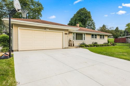 5840 Dunvegan Dr, Waukesha, WI 53146-4808