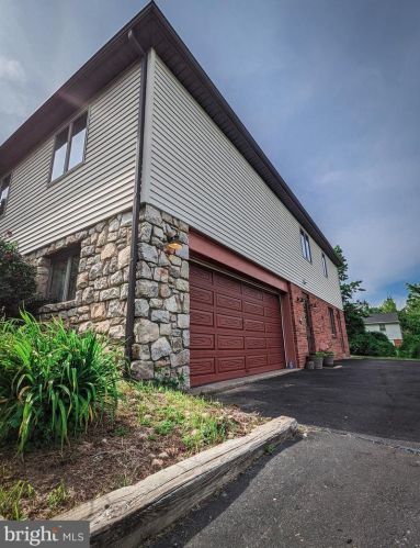 619 Davis Rd, Cheltenham PA  19012-1636 exterior