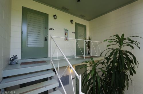 313 6th St, Naples, FL 34117-9357