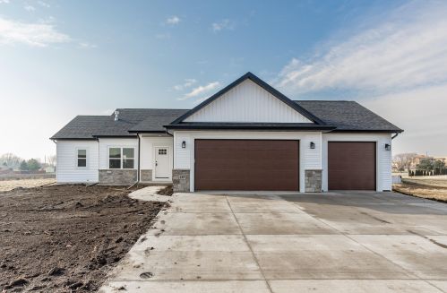425 East St, Juneau, WI 53039-1355