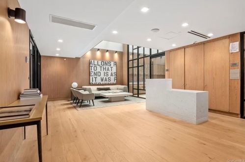 200 21st St, New York NY 10010-7406 exterior