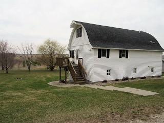 301 Gill St, Monticello, IA 52310-1438