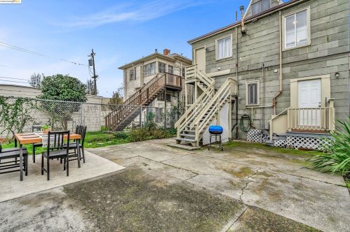 1042 Foothill Blvd, Oakland CA  94606-3016 exterior