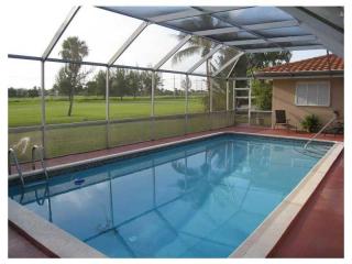 19620 Saint Andrews Dr, Hialeah, FL 33015-2352