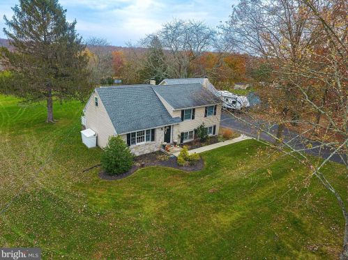 3 Colonial Dr, Perkiomenville, PA 18074-9759