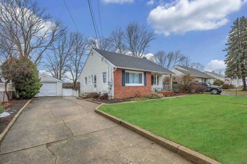 76 Anderson Ave, Babylon, NY 11703-3216