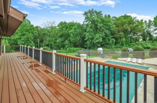 27 Crows Nest Ln, Danbury CT  06810-7056 exterior