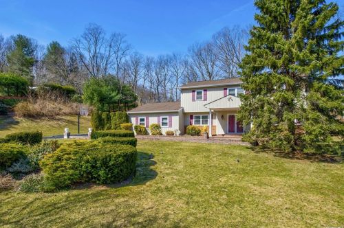 1 Faith Ct, Huntington Station, NY 11746-6006