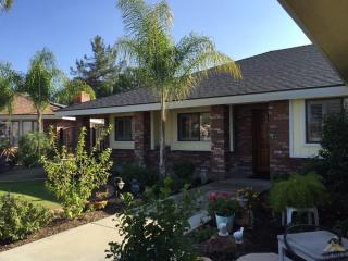 6005 Meadow Glen Way, Bakersfield, CA 93306-7002
