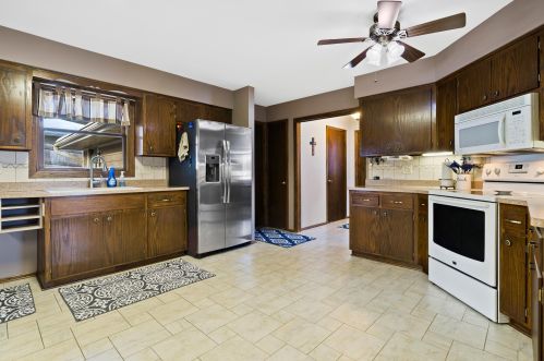 208 Crestwood Dr, Waukesha, WI 53188-4512
