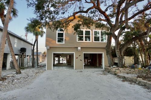 142 Washington Ave, Fort Myers Beach, FL 33931-3732
