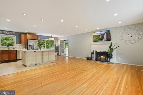 6426 Julian St, Springfield, VA 22150-4114