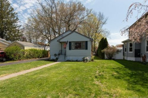 956 Huntington Rd, Stratford CT  06614-2736 exterior