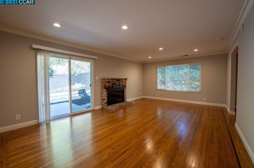 3301 Glenly Rd, Oakland CA  94605-4115 exterior
