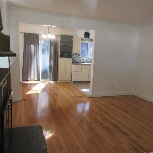 2 Oak Dr, New Hyde Park NY  11040-3315 exterior