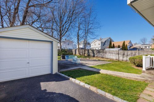 75 Carman Ave, East Rockaway NY  11518-1138 exterior