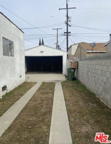 3865 132nd St, Hawthorne, CA 90250-5354