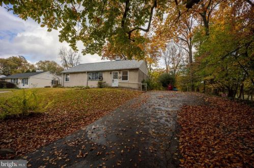 1040 Cardinal Rd, Norristown, PA 19403-2204