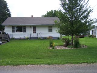 545 Vanderbilt St, Fairfax, IA 52228-4711