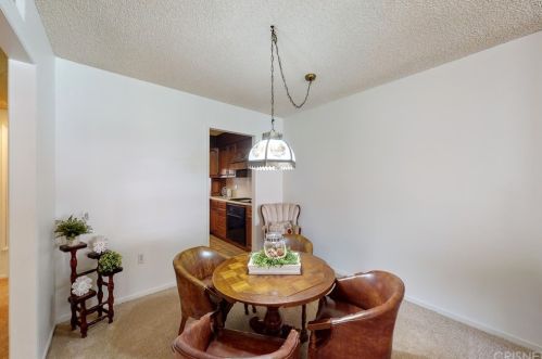 18925 Circle Of The Oaks, Santa Clarita CA  91321-1420 exterior