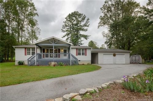 109 Amelia Dr, Hendersonville, NC 28792-2101