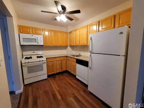 1026 Cricket Ln, Woodbridge NJ  07095-1542 exterior