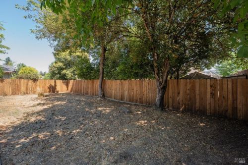 525 Oak Manor Dr, Ukiah CA  95482-5121 exterior