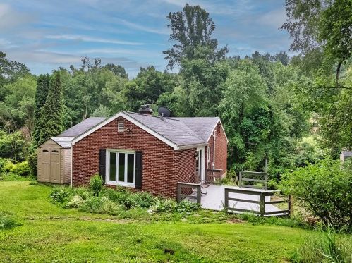 2236 Montgomery Rd, Sewickley, PA 15143-9516