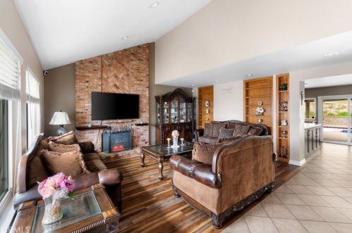 27025 Las Mananitas Dr, Santa Clarita CA  91354-2205 exterior