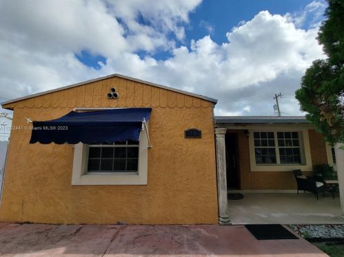 17 Suffolk Ave, Hialeah FL  33010-5035 exterior