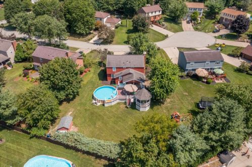 1030 Piney Ridge Dr, Library, PA 15129-8933