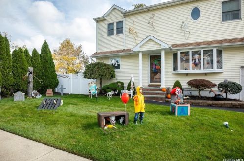296 9th St, Bethpage, NY 11714-1821